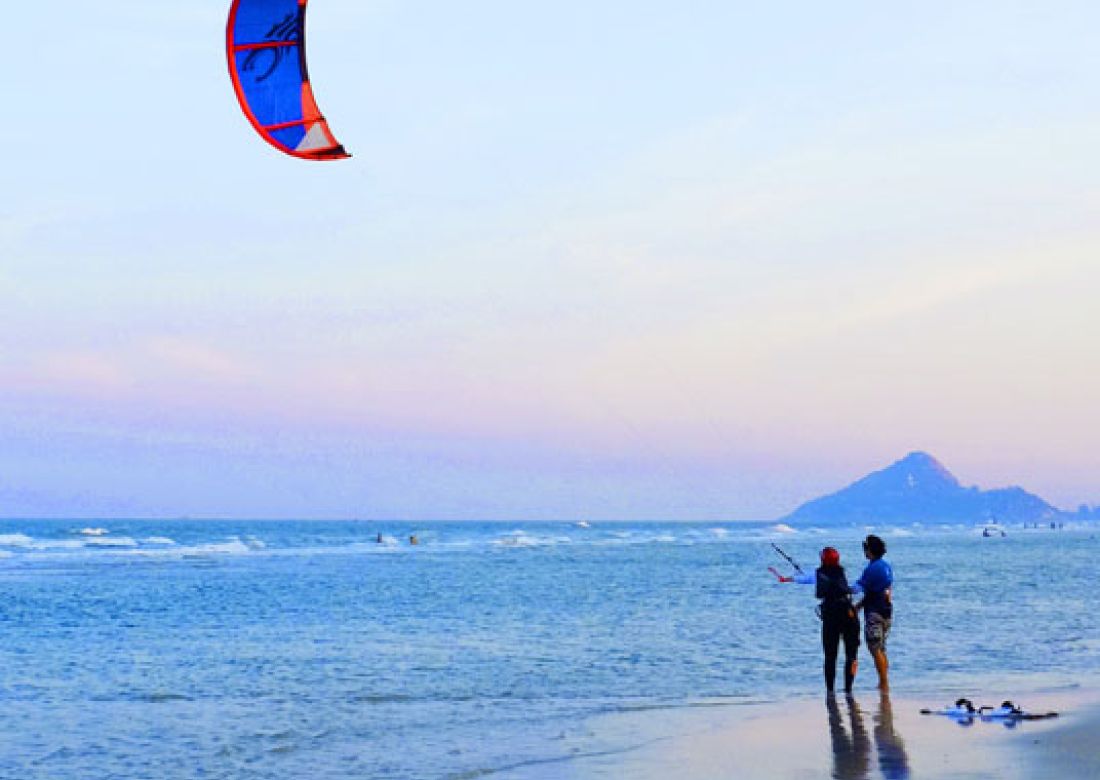 Alumno de kitesurf en la playa de Oliva